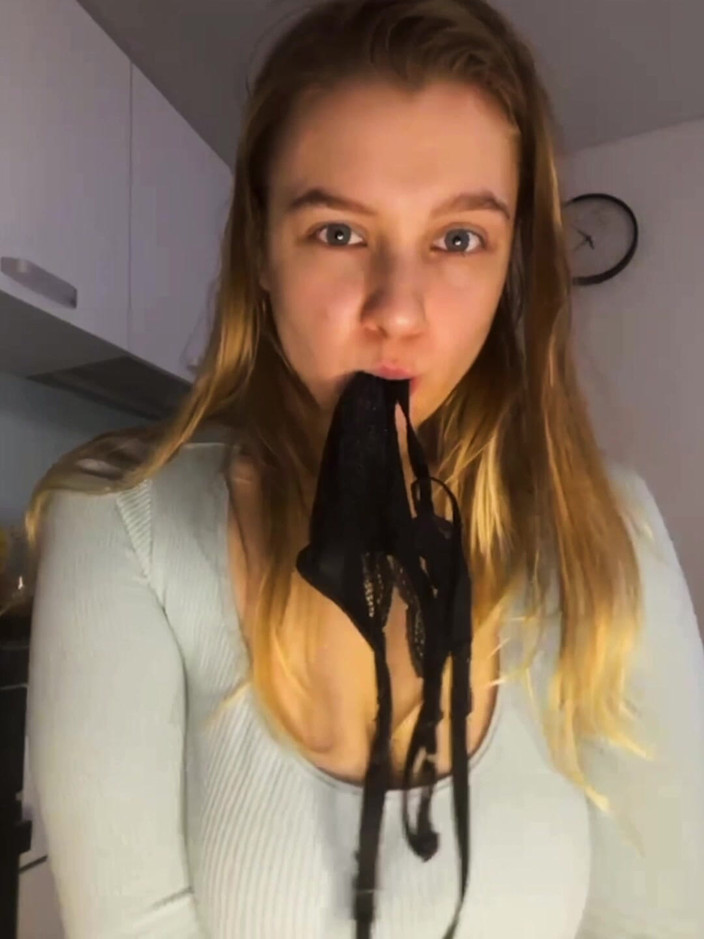 JuiceLussie: 丰满女孩用精油粗暴抽插阴户特写