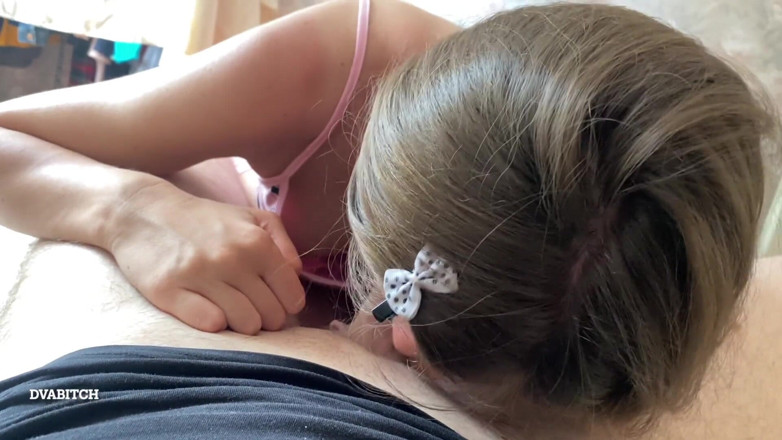 Dvabitch: Une demi-sœur excitée taille une pipe en gros plan, POV