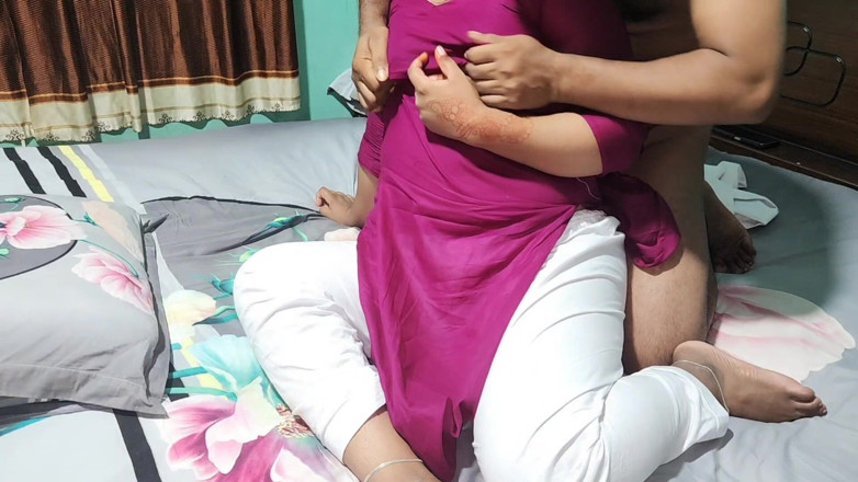 Banglavabi02: La matrigna sorpresa a guardare un film con il suo...