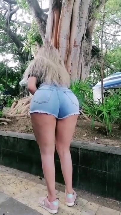 Barbietransxxxx: Tranny on vacation having sex on the beach