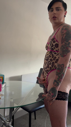 mothplayboy: Ragazzo effeminato arrapa carico sul tavolo di vetro