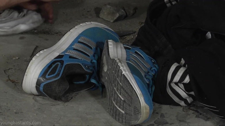 Young Bastards: 若い金髪の男がお尻の尻に精子を入れる