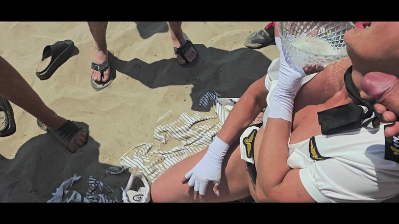 NubeBukkake: Bukkake Amateur The Beach: Gazdă cu ejaculații în adidași