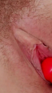 Bellezas solas - pelirroja en escena 1_sexy Helena masturba su coño peludo
