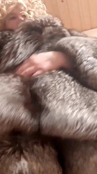 Transfurbitch dewasa dengan stoking ketat dan silverfoxfurcoat