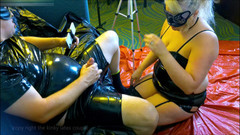 The Kinky Latex Couple: Latexová děvka se dáví na péru mistra