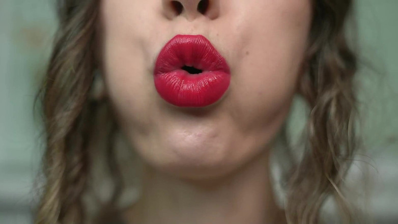 Rarible Diamond: Gadis seksi meludah slow mo