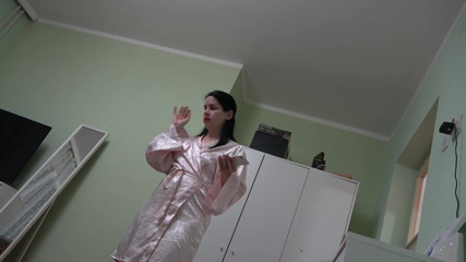 Anna Sky: Гарячий мінет від велетень Анни та приниження крихітного гостя