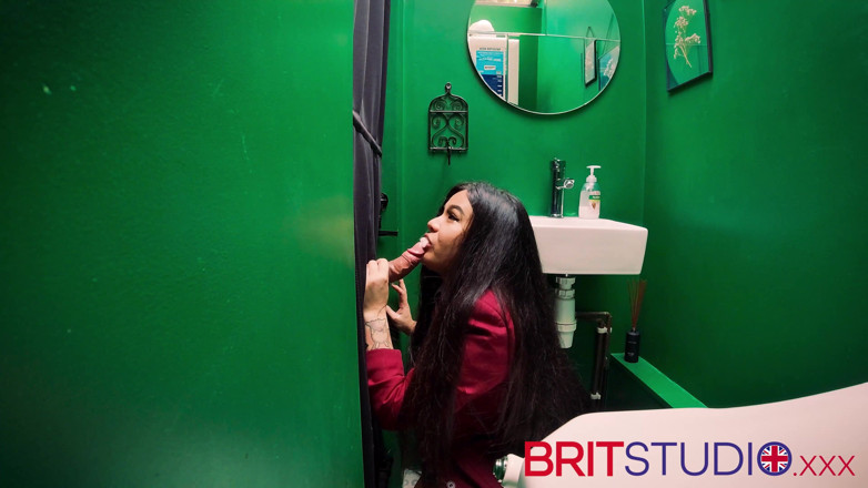 Brit Studio: O fată asiatică suge pula la gaura din zid - gloryhole