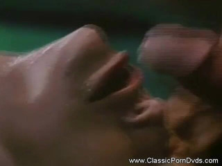 Classic Porn DVDs: Hraní se sexy holkou, která leží na kulečníkovém stole