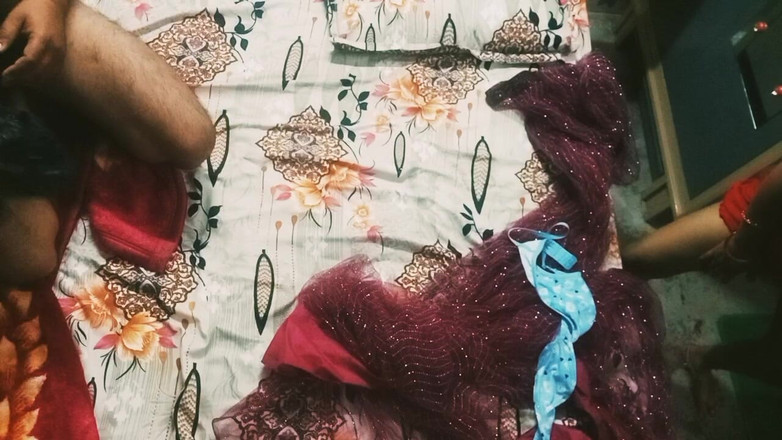 Manjushukla: Piękny indyjski Bhabhi w czerwonym kolorze Sari.