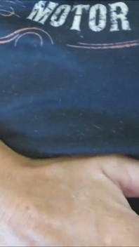 Kongkek creampie sudut pandangan pertama selepas mengongkek dildo dan menghisap yang lain dengan seluar ketat koyak