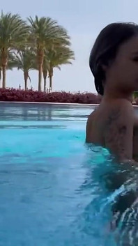 Seksi Monika Fox ateşli ülkede havuzda ve denizde çıplak yüzüyor