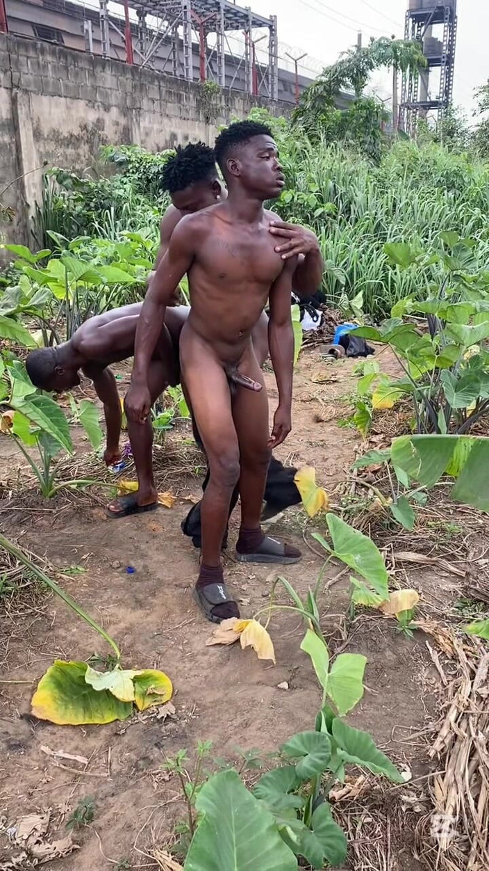 Blackthug20k: Уличный паренек плачет, полный вид