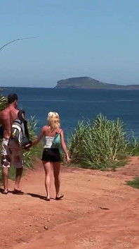 สามคนเงี่ยนกับ Chloe Delaure ตัวเมียไม่ซื่ออยากได้ควยสองอันพร้อมกันและอมที่ชายหาด