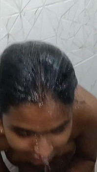 Seks mandi basah - blowjob, kerja tetek, kongkek pantat dan pancutan mani pada buah dada
