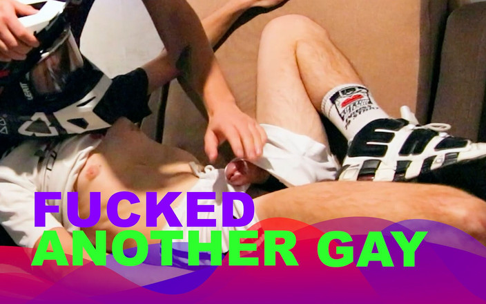 Sneakersmax98: Seorang lelaki mengongkek lelaki lain dengan keras