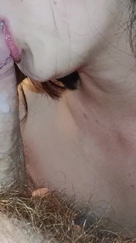 Pipe par une femme au foyer coréenne en gros plan, éjaculation dans la bouche