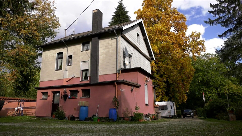 German Porn: 组合，大奶子丰满的金发女郎被鸡巴插入阴户和嘴巴。