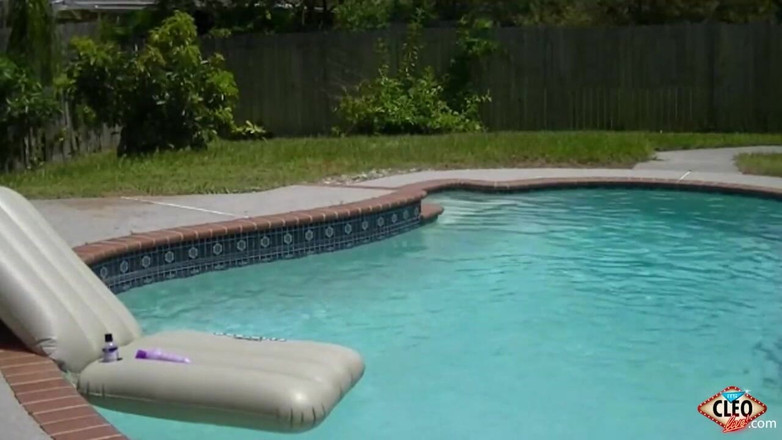 Cleo: 정원사에게 깜박이는 클레오