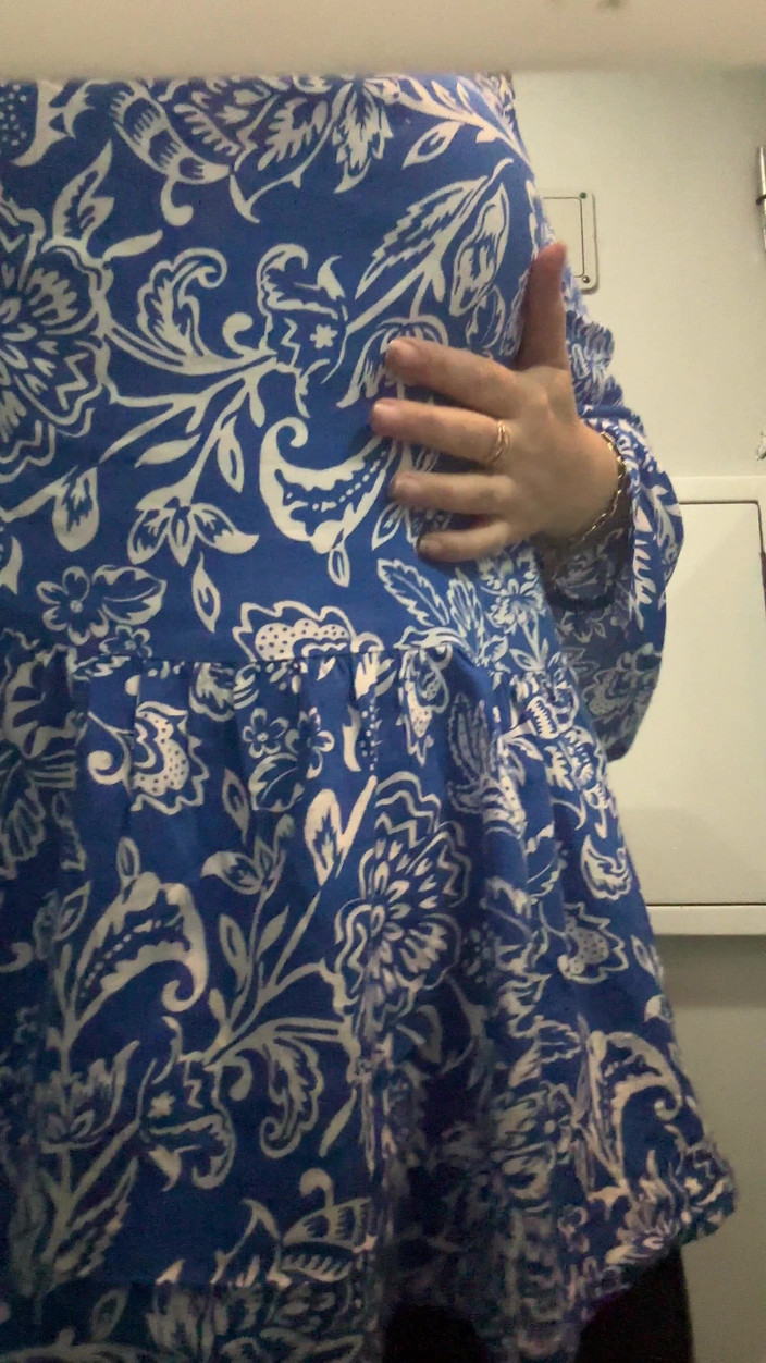 LarisaCum: どこで私とセックスしたいの?私は美しいドレスを着て、電車の公衆トイレにいます!