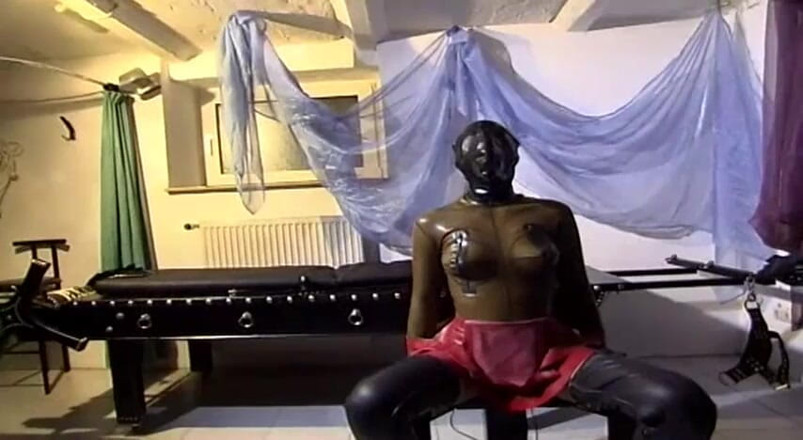 Fetish Desire: Alla moglie obbediente in lattice piace partecipare ad alcuni spettacoli...