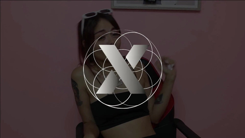 X Live Community: Эта латина-девушка глотает большой член своего партнера