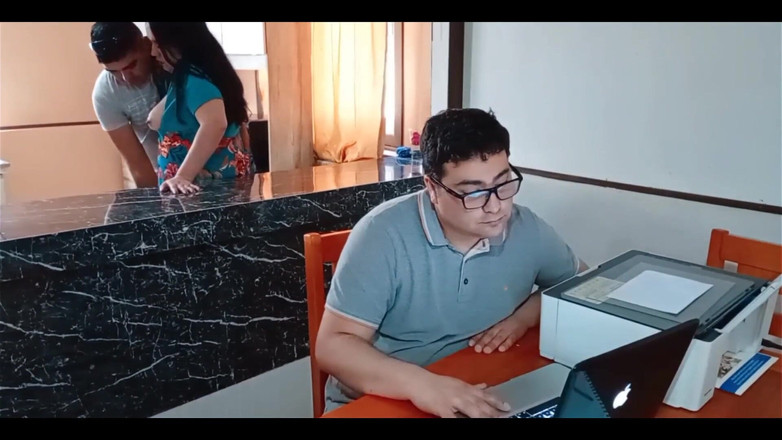 BBW Kelly Mom: 寝取られ夫は働いていて、継息子はキッチンで私を抱いている。いいえ