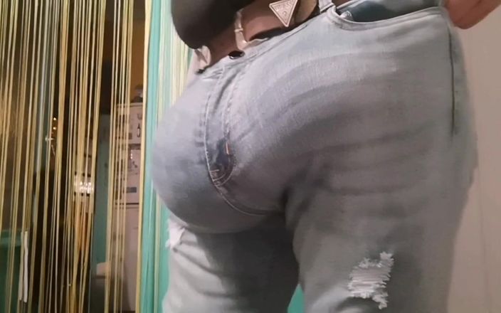Monster meat studio: Pertunjukan webcam cewek super semok lagi pamer tontokan celana jinsnya...