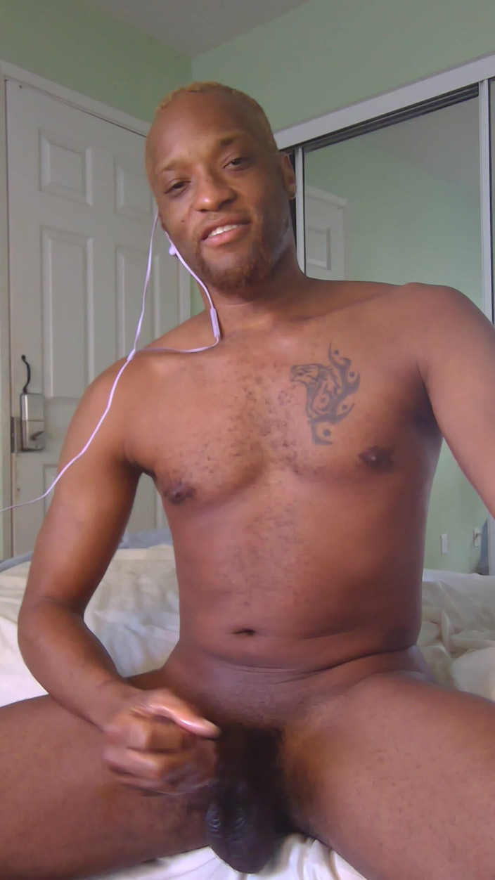 Kennie Jai: Kennie Jai kamerada gösteriş yapıyor