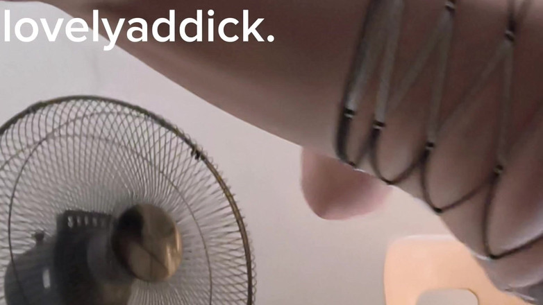 Lovelyaddik: Adik tiri yang lagi rocking dicium