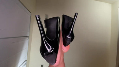 Pink Foxx: Awek eboni dangles kasut tumit hitamnya di tepi sofa & menunjukkan...