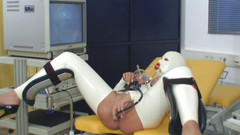 Rubber & Clinic Studio - 1ATOYS: Perverzní rektální zkouška s rozsahem z gumy