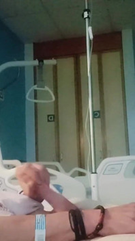 Hastanedeki adam poposunu açıyor, sperm yiyor