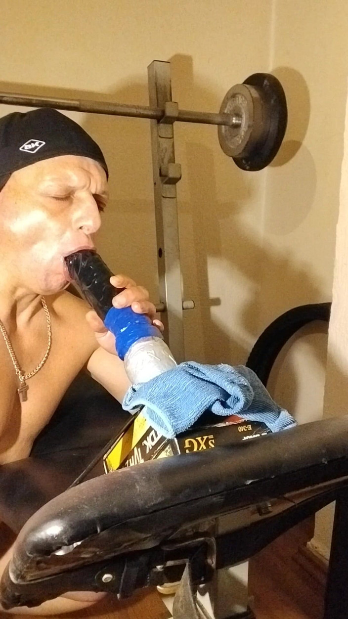 Give me hard: Videoclipul arată curul meu futut