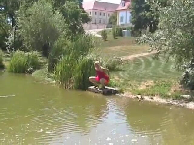 Femdom Austria: Blonde teef bespioneerd terwijl ze buitenshuis pist