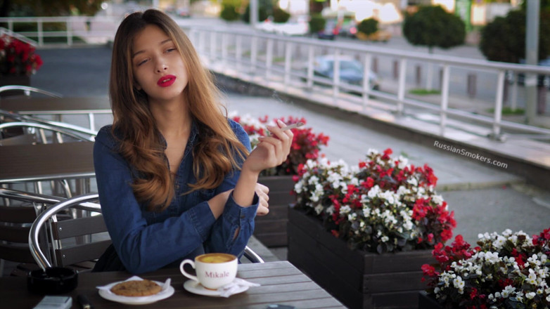 Russian Smokers: 磁力的なロシアの美女がタバコの煙で遊ぶ