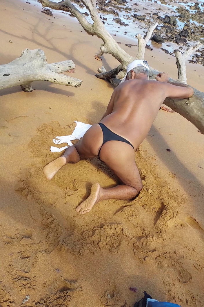 Ladysilvas: Ladysilva en culotte sur la plage avec son cul sexy
