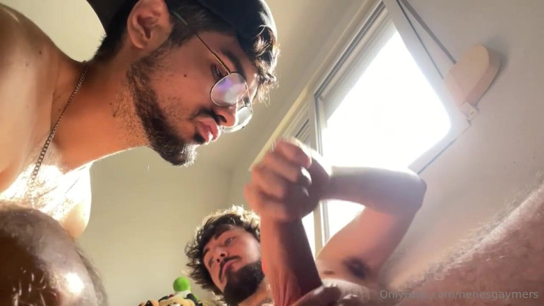 Nenesgaymers: Birbirimizin yarağını emiyor, birlikte boşalıyor