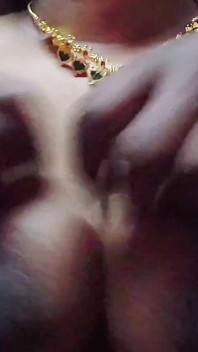 Hot and Sexy Aunty Apne Boobs