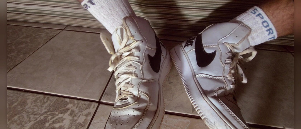 Stink HairyMale: Kouřím a ukazuji nohy