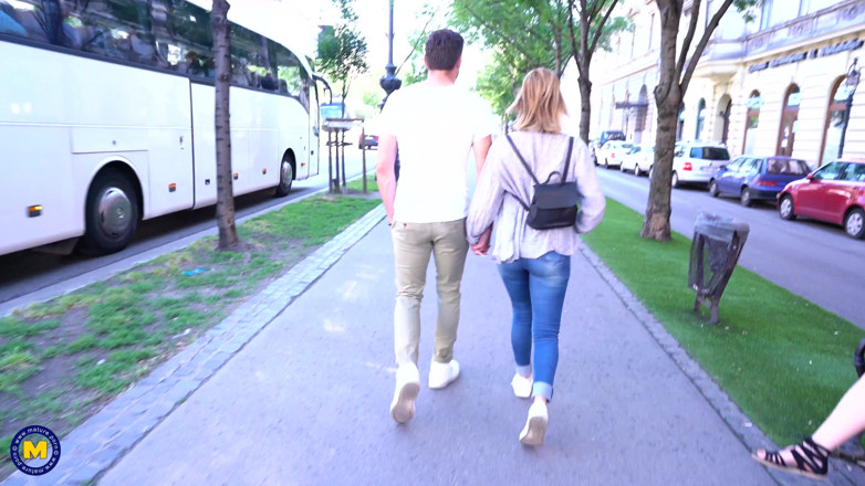 Mature NL: Madrasta e enteada compartilham um pau neste trio anal