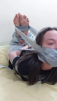 18 yaşındaki Maia'nın ilk seferi: üvey anne ve sahibe tarafından sikiliyor ve eğitiliyor