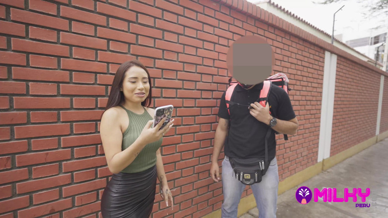 Milky Peru: Wielki tyłek Peruvian zadaje gorące pytania na zewnątrz i kończy...