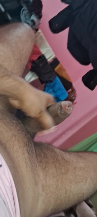 Desi student w łóżku się masturbuje, a jego penis jest bardzo mocny i gruby.