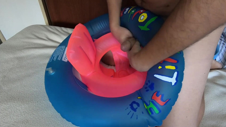 Inflatable Lovers: Chơi với chiếc nhẫn bơm hơi