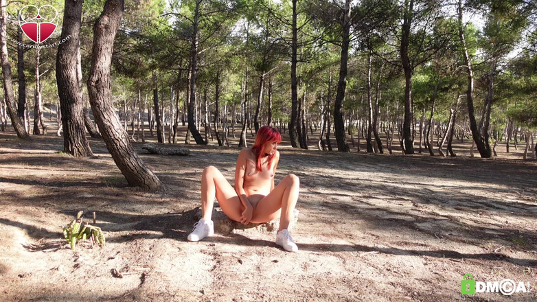 Candystart Videos: 裸で歩く、目隠しをしてオナニー