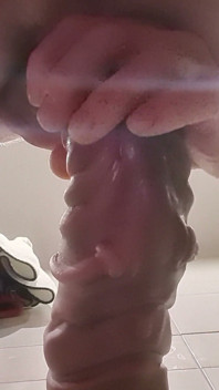 Biorąc Massive Fantasy Dildo w dupie - analny test wytrzymałościowy