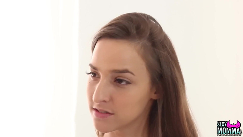 Sexy Momma XXX: Dorothy finds stepdaughter Amirah Adara on porn sites!