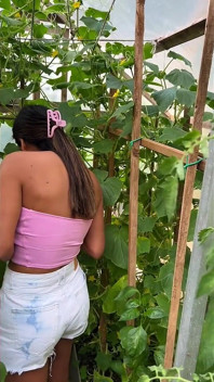 Une visite au potager se transforme en baiser dans le jardin et en gros sperme